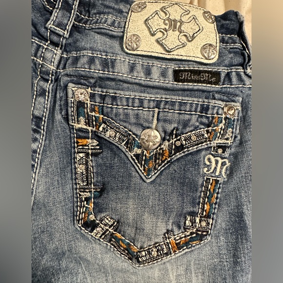 Like new Buckle Miss Me jeans - Picture 3 of 6